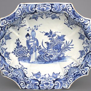 Bassin en faïence de Delft, bleu et blanc avec chinoiserie, 18e — photo 1