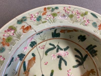 Bassin en porcelaine de Chine famille rose à décor de carpes sur fond céladon, 19ème — photo 4