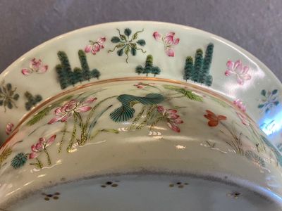 Bassin en porcelaine de Chine famille rose à décor de carpes sur fond céladon, 19ème — photo 6