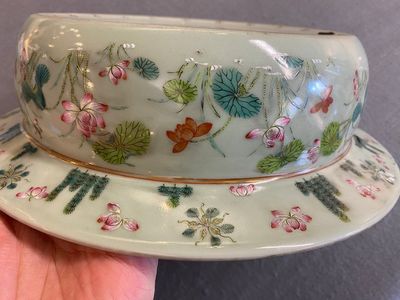 Bassin en porcelaine de Chine famille rose à décor de carpes sur fond céladon, 19ème — photo 7