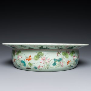 Bassin en porcelaine de Chine famille rose à décor de carpes sur fond céladon, 19ème — photo 4