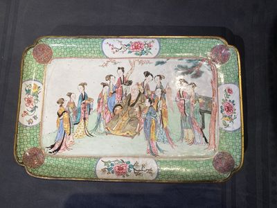 Beau plat rectangulaire en émail de Canton au dos en rouge de rubis à décor figuratif, Chine, Yongzheng — photo 1