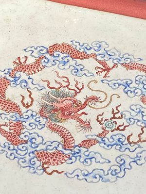 Beau plat rectangulaire en émail de Canton au dos en rouge de rubis à décor figuratif, Chine, Yongzheng — photo 9