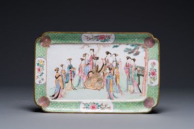 Beau plat rectangulaire en émail de Canton au dos en rouge de rubis à décor figuratif, Chine, Yongzheng