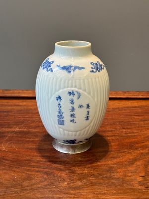Beau pot en porcelaine de Chine en bleu et blanc à monture en argent, signé Bo Gu Zhai 博古斎, marque Jiajing, Kangxi — photo 1