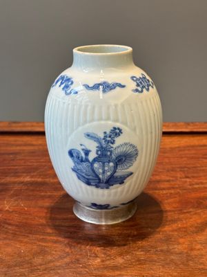 Beau pot en porcelaine de Chine en bleu et blanc à monture en argent, signé Bo Gu Zhai 博古斎, marque Jiajing, Kangxi — photo 5