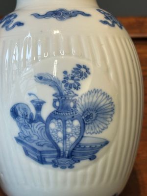 Beau pot en porcelaine de Chine en bleu et blanc à monture en argent, signé Bo Gu Zhai 博古斎, marque Jiajing, Kangxi — photo 6