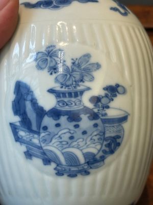 Beau pot en porcelaine de Chine en bleu et blanc à monture en argent, signé Bo Gu Zhai 博古斎, marque Jiajing, Kangxi — photo 7