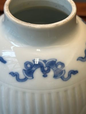 Beau pot en porcelaine de Chine en bleu et blanc à monture en argent, signé Bo Gu Zhai 博古斎, marque Jiajing, Kangxi — photo 8