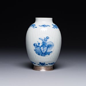 Beau pot en porcelaine de Chine en bleu et blanc à monture en argent, signé Bo Gu Zhai 博古斎, marque Jiajing, Kangxi — photo 1