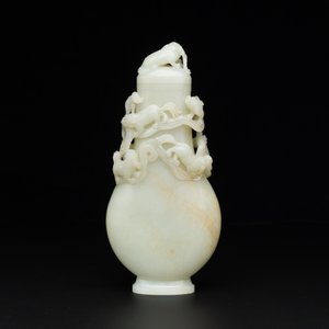 Beau vase couvert aux lions bouddhistes en jade blanc, Chine, Qing — photo 3