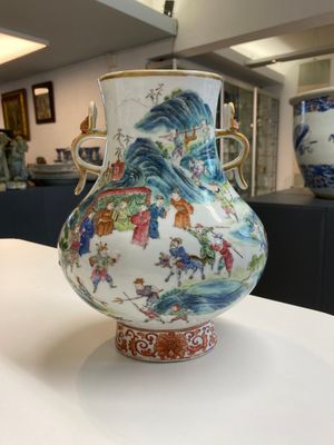 Beau vase de forme 'hu' en porcelaine de Chine famille rose aux anses en forme de ruyi, 19ème — photo 1
