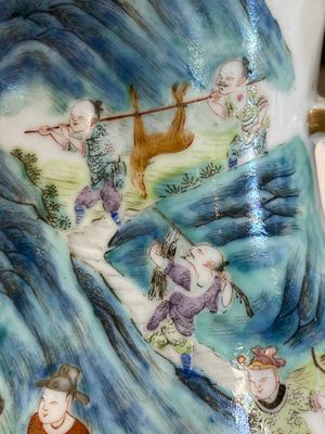 Beau vase de forme 'hu' en porcelaine de Chine famille rose aux anses en forme de ruyi, 19ème — photo 11
