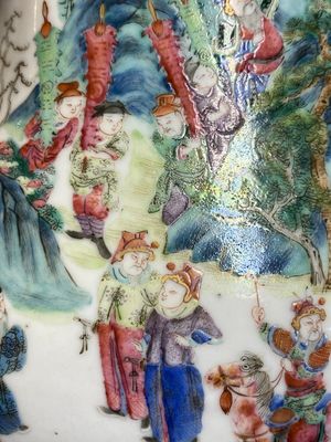Beau vase de forme 'hu' en porcelaine de Chine famille rose aux anses en forme de ruyi, 19ème — photo 13