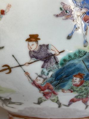Beau vase de forme 'hu' en porcelaine de Chine famille rose aux anses en forme de ruyi, 19ème — photo 10