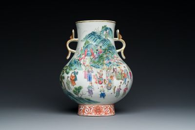 Beau vase de forme 'hu' en porcelaine de Chine famille rose aux anses en forme de ruyi, 19ème