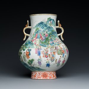 Beau vase de forme 'hu' en porcelaine de Chine famille rose aux anses en forme de ruyi, 19ème — photo 1