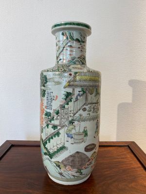 Beau vase de forme rouleau en porcelaine de Chine famille verte à décor de la production de riz, 19ème — photo 1