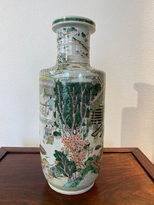 Beau vase de forme rouleau en porcelaine de Chine famille verte à décor de la production de riz, 19ème — photo 2