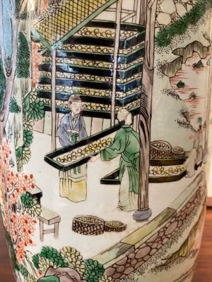 Beau vase de forme rouleau en porcelaine de Chine famille verte à décor de la production de riz, 19ème — photo 7