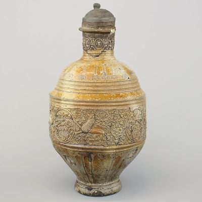 Belangrijke steengoedkruik met wapenschild en tinmontuur, Raeren, ca 1600