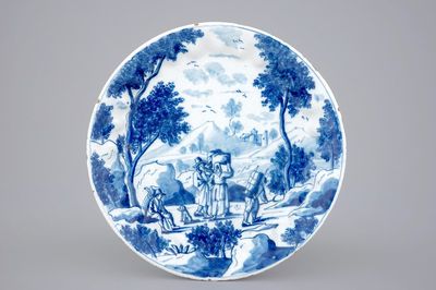 Belle assiette en Delft bleu et blanc aux voyageurs dans un paysage, 18ème
