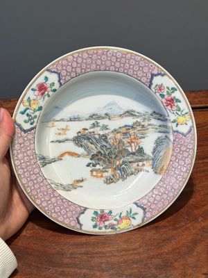 Belle assiette en porcelaine de Chine coquille d'oeuf au dos en rouge de rubis à décor de personnages dans un paysage lacustre, Yongzheng — photo 1