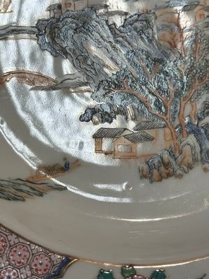 Belle assiette en porcelaine de Chine coquille d'oeuf au dos en rouge de rubis à décor de personnages dans un paysage lacustre, Yongzheng — photo 3