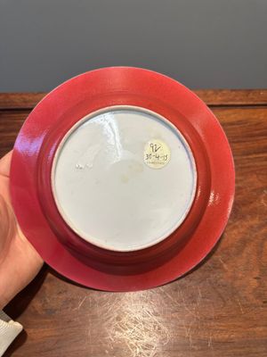 Belle assiette en porcelaine de Chine coquille d'oeuf au dos en rouge de rubis à décor de personnages dans un paysage lacustre, Yongzheng — photo 9