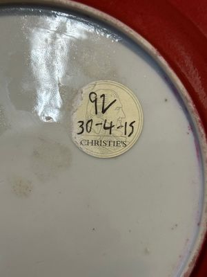 Belle assiette en porcelaine de Chine coquille d'oeuf au dos en rouge de rubis à décor de personnages dans un paysage lacustre, Yongzheng — photo 10
