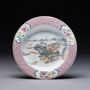 Belle assiette en porcelaine de Chine coquille d'oeuf au dos en rouge de rubis à décor de personnages dans un paysage lacustre, Yongzheng — photo 1