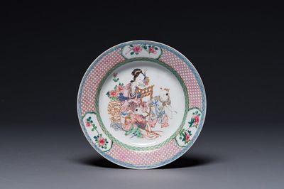 Belle assiette en porcelaine de Chine coquille d'oeuf au dos en rouge de rubis, Yongzheng