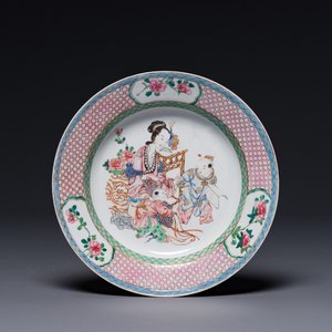 Belle assiette en porcelaine de Chine coquille d'oeuf au dos en rouge de rubis, Yongzheng — photo 1