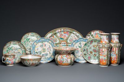Belle collection de douze pièces en porcelaine de Chine famille rose de Canton, 19ème