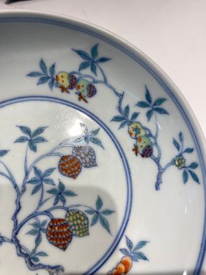 Belle coupe en porcelaine de Chine doucai à décor de fruits, Kangxi — photo 4