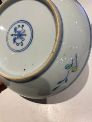 Belle coupe en porcelaine de Chine doucai à décor de fruits, Kangxi — photo 6