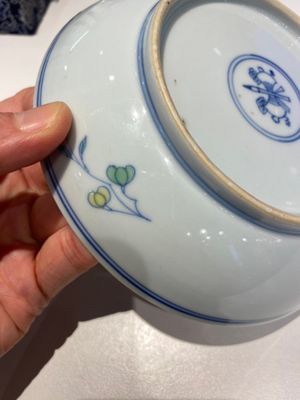 Belle coupe en porcelaine de Chine doucai à décor de fruits, Kangxi — photo 7