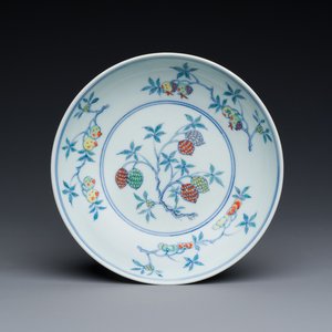 Belle coupe en porcelaine de Chine doucai à décor de fruits, Kangxi — photo 1
