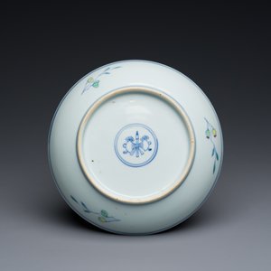 Belle coupe en porcelaine de Chine doucai à décor de fruits, Kangxi — photo 2