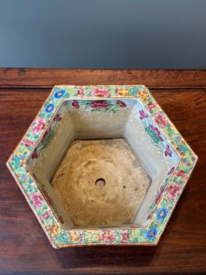 Belle jardinière de forme hexagonale en porcelaine de Chine famille rose de Canton, 19ème — photo 7