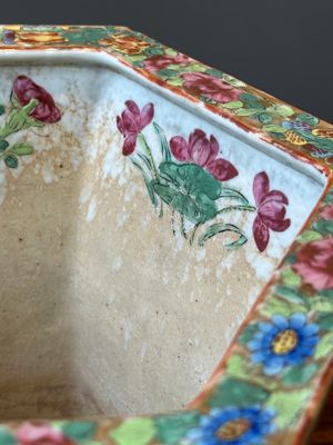 Belle jardinière de forme hexagonale en porcelaine de Chine famille rose de Canton, 19ème — photo 8