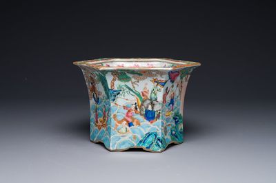 Belle jardinière de forme hexagonale en porcelaine de Chine famille rose de Canton, 19ème