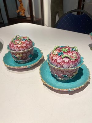 Belle paire de bols couverts sur présentoirs en porcelaine de Chine famille rose, Qianlong — photo 1