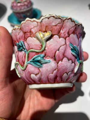 Belle paire de bols couverts sur présentoirs en porcelaine de Chine famille rose, Qianlong — photo 11
