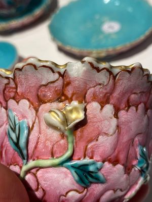 Belle paire de bols couverts sur présentoirs en porcelaine de Chine famille rose, Qianlong — photo 13
