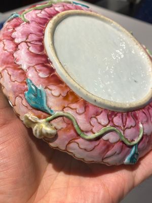 Belle paire de bols couverts sur présentoirs en porcelaine de Chine famille rose, Qianlong — photo 17