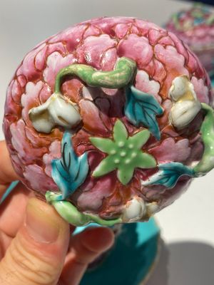 Belle paire de bols couverts sur présentoirs en porcelaine de Chine famille rose, Qianlong — photo 22