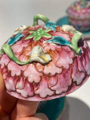 Belle paire de bols couverts sur présentoirs en porcelaine de Chine famille rose, Qianlong — photo 23