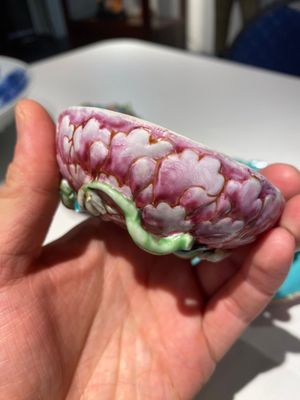 Belle paire de bols couverts sur présentoirs en porcelaine de Chine famille rose, Qianlong — photo 4