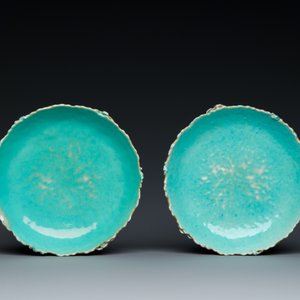 Belle paire de bols couverts sur présentoirs en porcelaine de Chine famille rose, Qianlong — photo 3